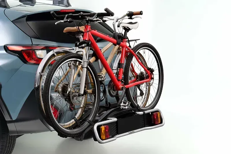 Aizmugurē uzstādāms velosipēdu turētājs (2 velosipēdiem, 13 kontaktu)