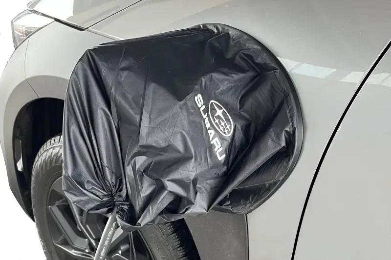 Uzlādes pieslēgvietas aizsargvāks