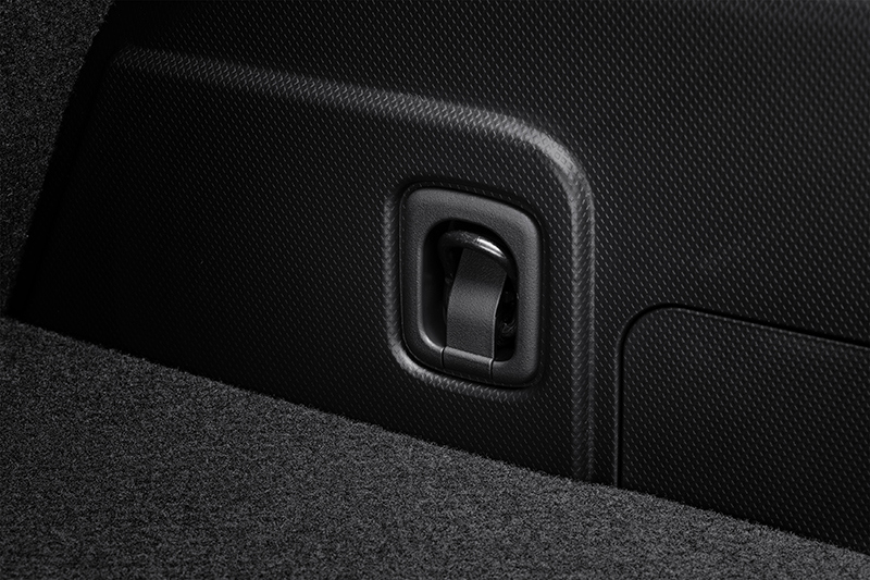 Ielocīta kravas stiprinājuma cilpa Subaru bagāžas nodalījumā.