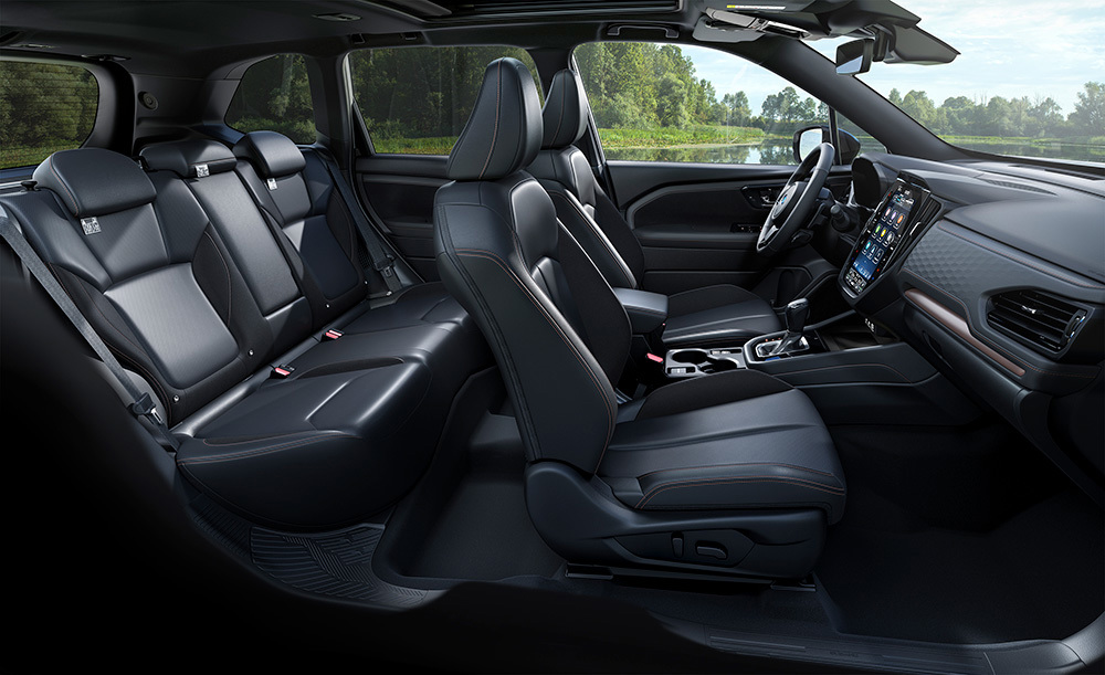 Skats uz Subaru Forester salonu ar vadītāja vietu, viduskonsoli un sēdekļiem.