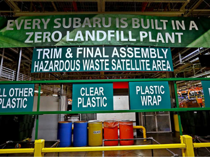 Zīmes pie Subaru Japānas rūpnīcas pārstrādes stacijas izceļ uzņēmuma vides apņemšanos ar vēstījumu: “Every Subaru is built in a zero landfill plant” – skaidrs apliecinājums, ka nevieni rūpnīcas atkritumi nenonāk poligonā.