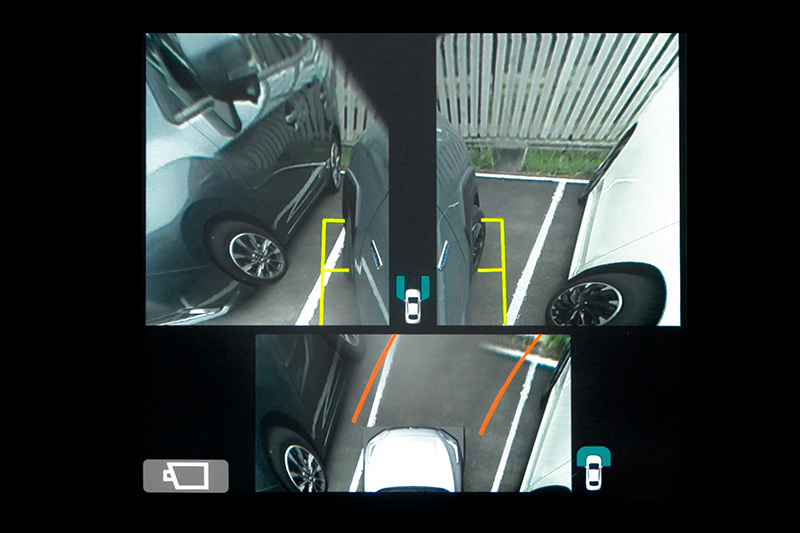 Subaru skārienekrānā redzams sānskata kameras attēls ar iezīmētu redzes lauku.