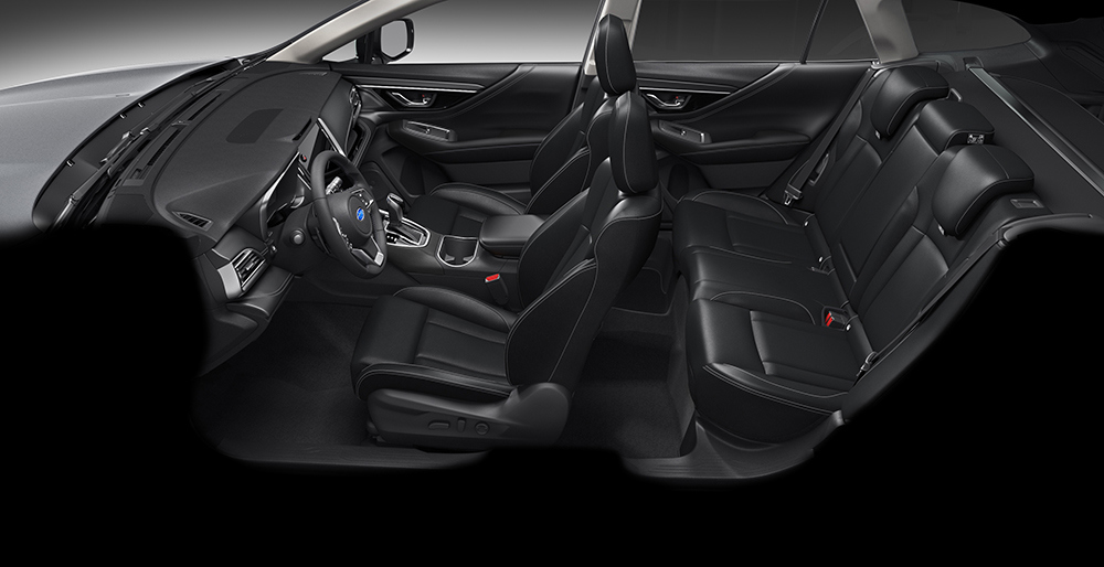 Subaru salons ar melnas ādas sēdekļu apdari.