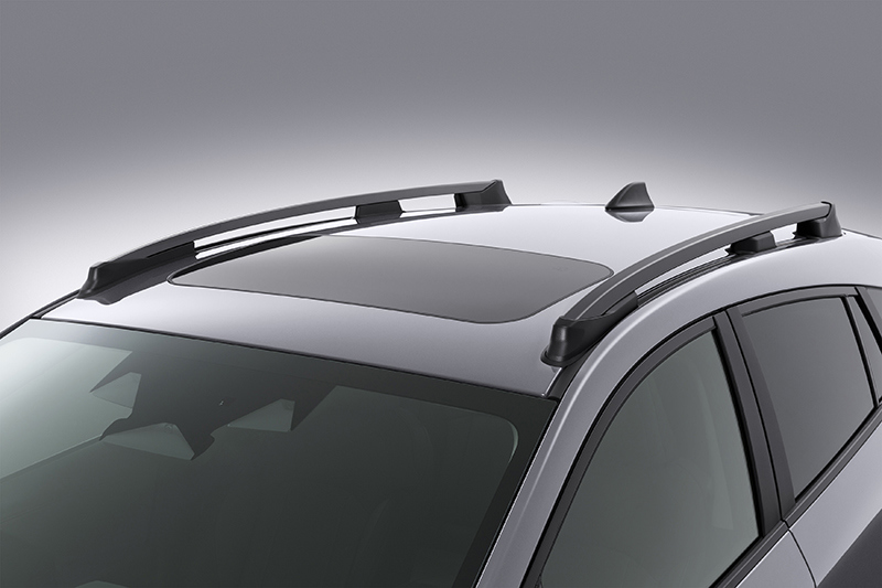 Subaru Crosstrek ar atveramu jumta lūku un jumta reliņiem.