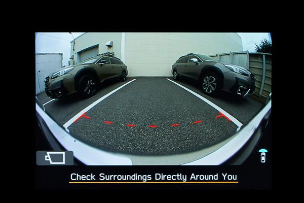 Skats Subaru skārienekrānā ar attēlu no priekšējām kamerām un stāvvietas vadlīnijām.