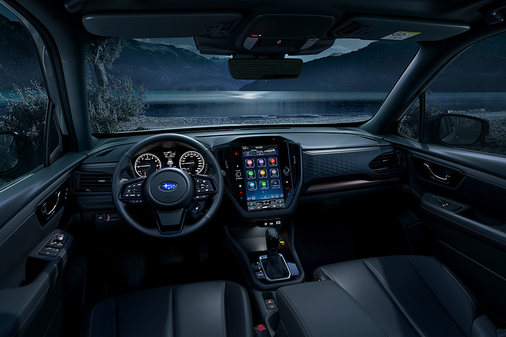 Subaru Forester tumsā – izgaismots salons ar modernu instrumentu paneli, ambient apgaismojumu un lietotājam draudzīgām funkcijām drošai un ērtai braukšanai arī vakaros.