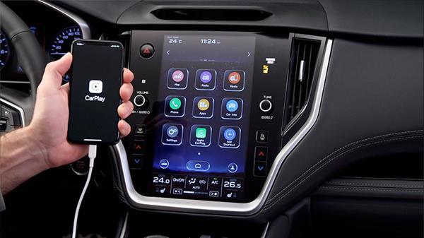 Subaru skārienekrānā redzams Apple CarPlay ar tādām lietotnēm kā Kartes, Mūzika un Ziņojumi.