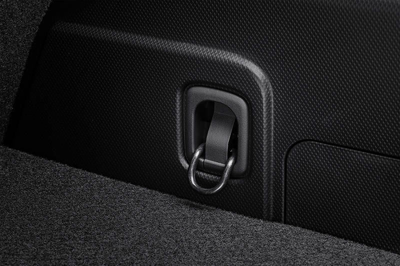 Tuvplāns ar Subaru bagāžas stiprinājuma cilpu – izturīgs stiprinājuma punkts bagāžniekā kravas nostiprināšanai ar siksnām vai tīklu.