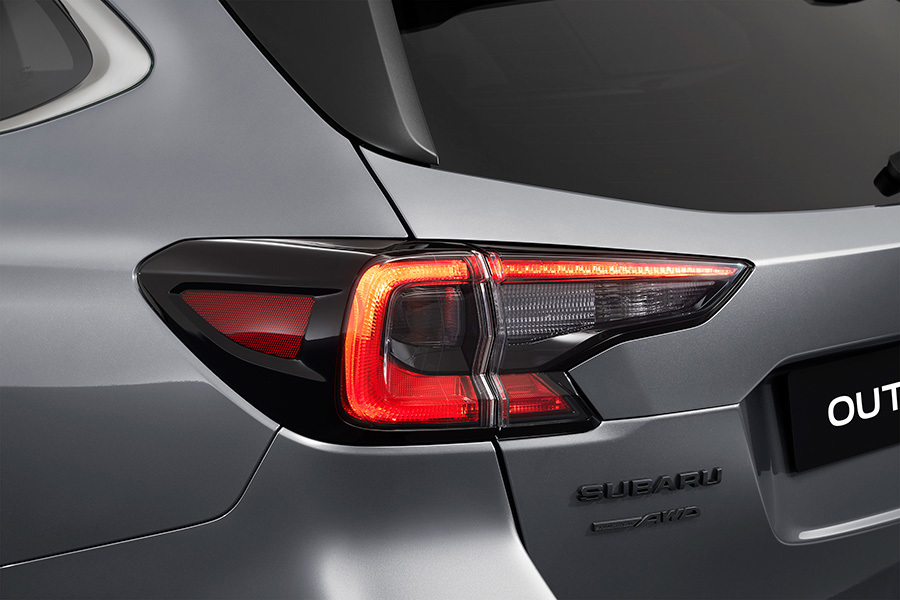Subaru Outback skulpturālās LED aizmugurējās gaismas piešķir automobilim atpazīstamu un izsmalcinātu gaismas parakstu – arī tumsā.