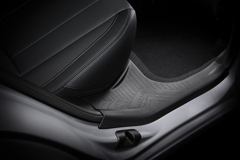 Eleganti veidota iekāpšana pasažieru salonā Subaru Crosstrek automašīnā.