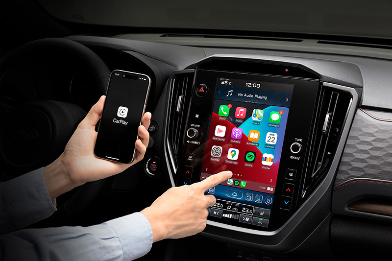 Ekrāns Subaru Forester automašīnā ar redzamu bezvadu Apple CarPlay un aplikācijām displejā.