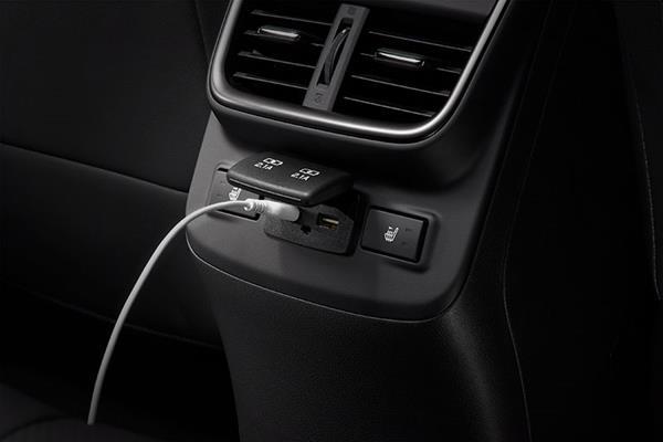 USB pieslēgvietas un sēdekļu apsildes pogas Subaru aizmugurējā sēdeklī.