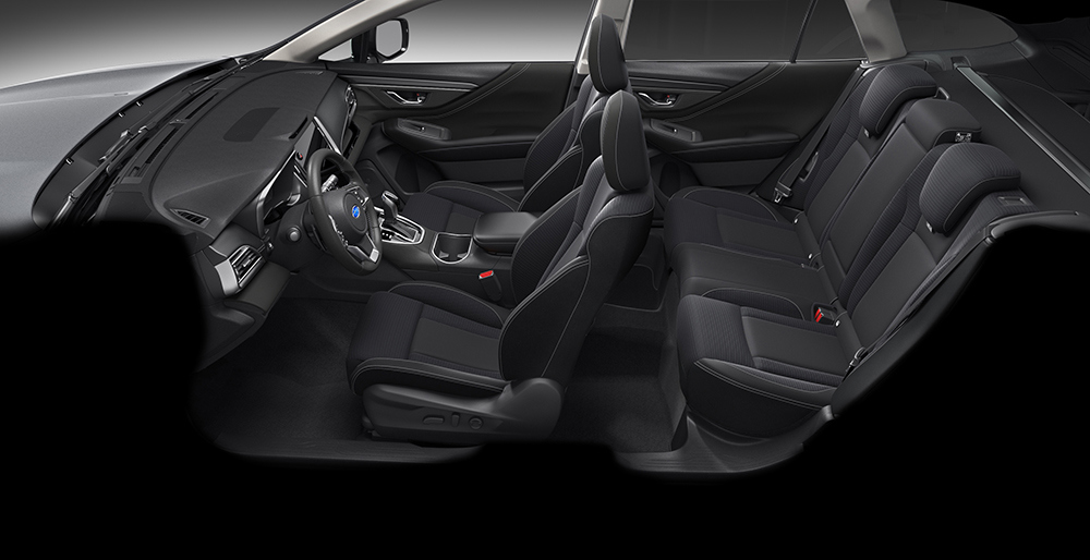 Subaru salons ar auduma sēdekļu apdari.