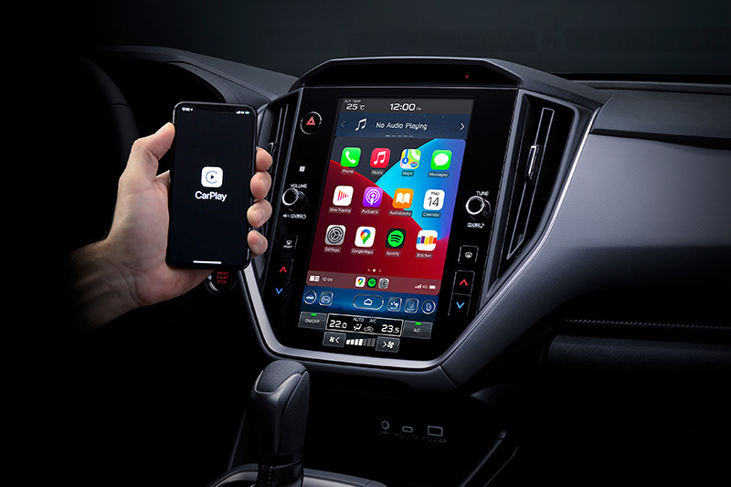 Subaru ar lielu skārienekrānu un Apple CarPlay – bezvadu viedtālruņa integrācija, kas nodrošina piekļuvi iecienītākajām lietotnēm tieši automobilī ar skaidru un gudru izkārtojumu.
