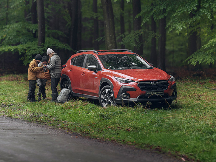 Subaru Crosstrek mežā ar ģimeni un sēņu grozu – lieliski piemērots aktīvai atpūtai dabā, pateicoties pilnpiedziņai, klīrensam un kompaktajam izmēram.