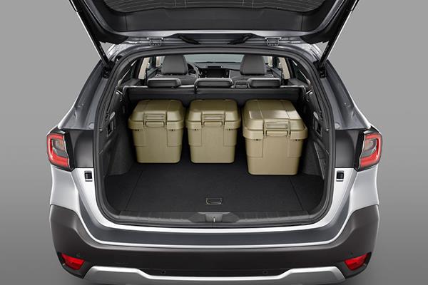 Subaru Outback bagāžas nodalījums ar trim lielām kastēm – ilustrē ietilpību.