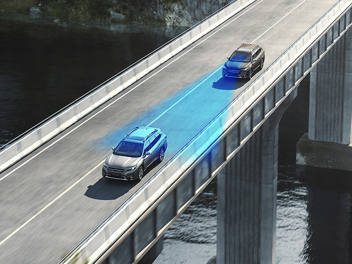 Subaru Outback ar EyeSight vadītāja palīgsistēmu – zils trīsstūris parāda kameru redzeslauku, kas reāllaikā nolasa satiksmi un ceļa joslas, lai uzlabotu drošību.