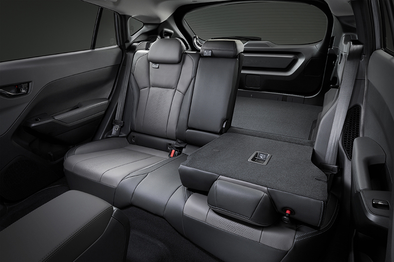 Crosstrek aizmugurējais sēdeklis ar 60/40 dalījumu nodrošina elastīgu iekraušanu – šeit redzams, kā šaurākā daļa ir nolaista, lai vienlaikus pārvadātu pasažierus un garākus priekšmetus bagāžniekā.