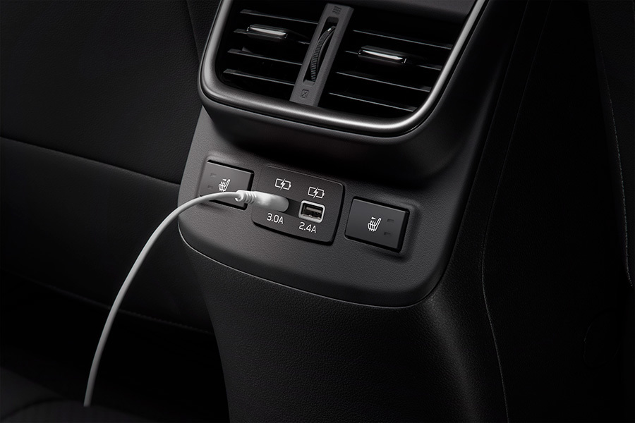 Subaru ar ventilācijas kanāliem, USB-C un apsildāmiem aizmugurējiem sēdekļiem – nodrošina pirmklasīgu komfortu un savienojamību arī otrās rindas pasažieriem.