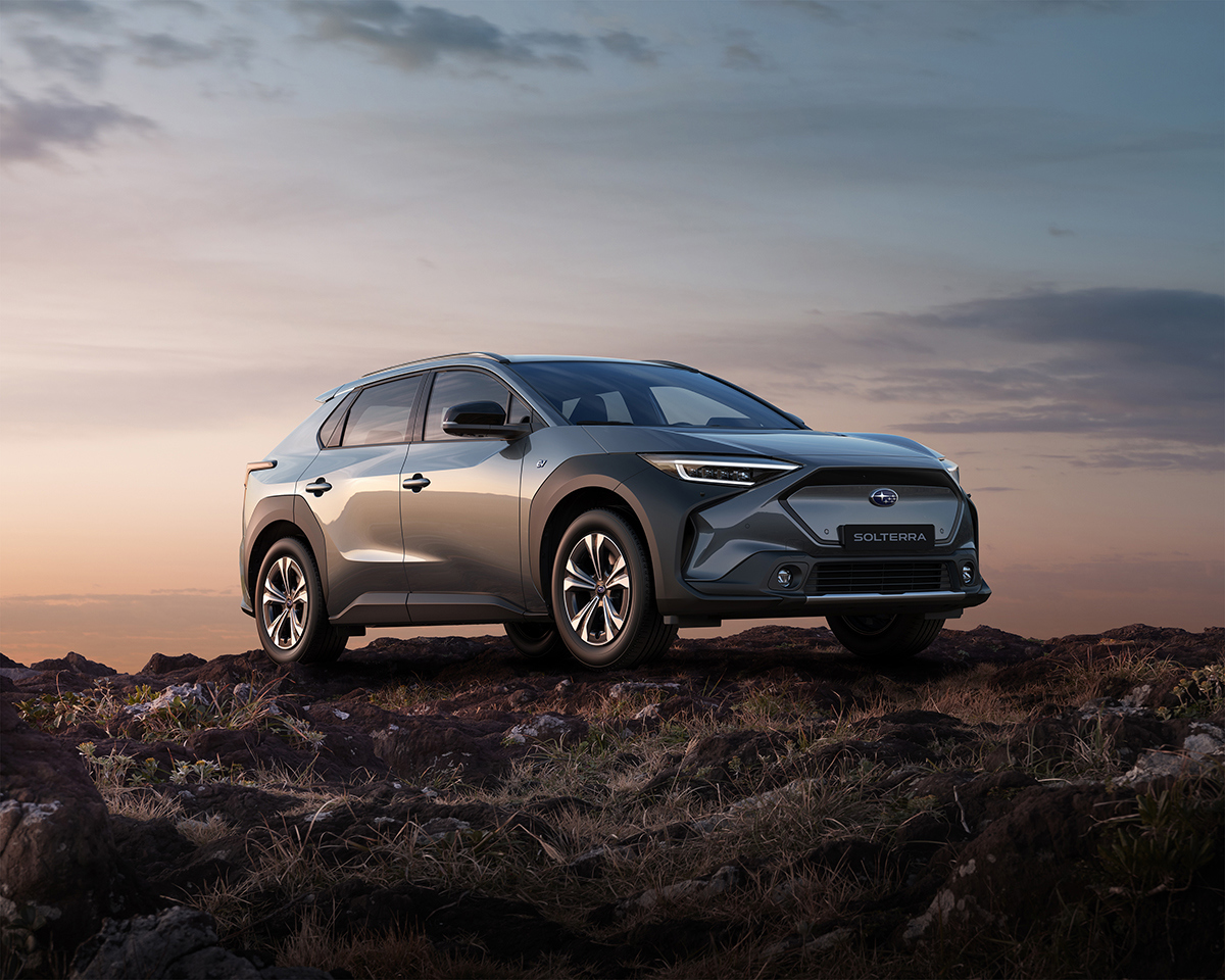 Subaru Solterra saulrietā – elektroauto, kas apvieno dizainu, ilgtspējību un piedzīvojumus jaunā līmenī.