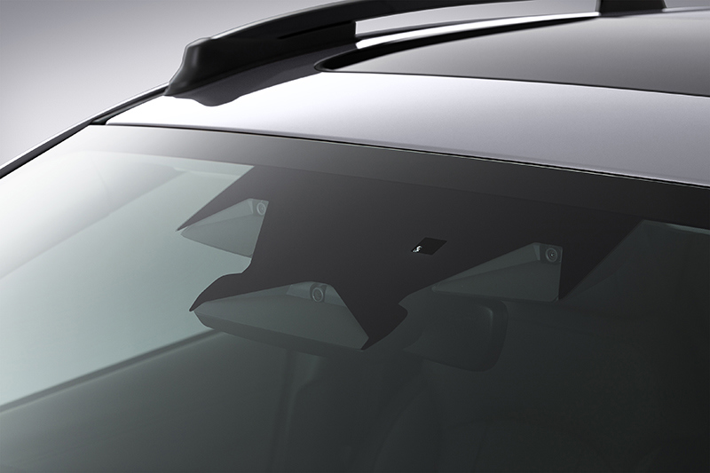 Subaru Crosstrek ar lielu vējstiklu un integrētu EyeSight sistēmu.