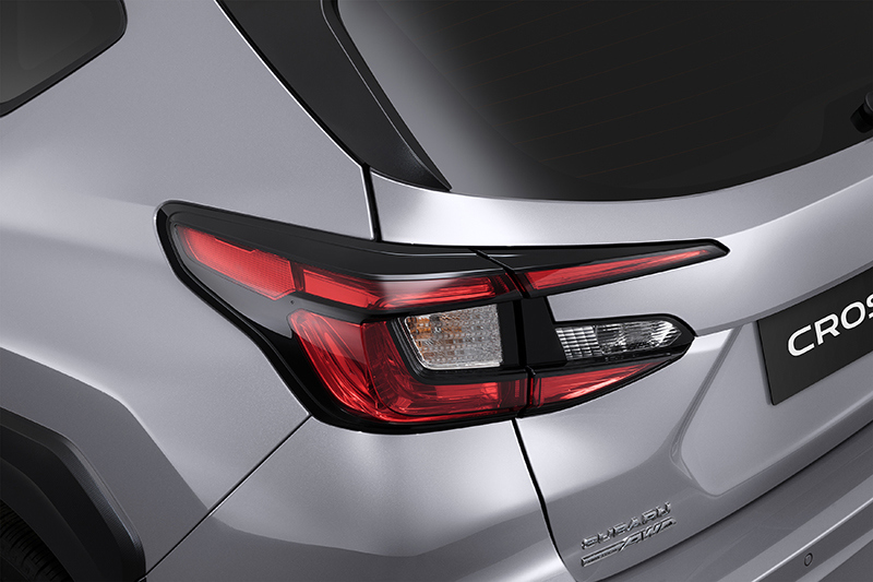 Tuvplāns ar Subaru Crosstrek aizmugurējo lukturi.