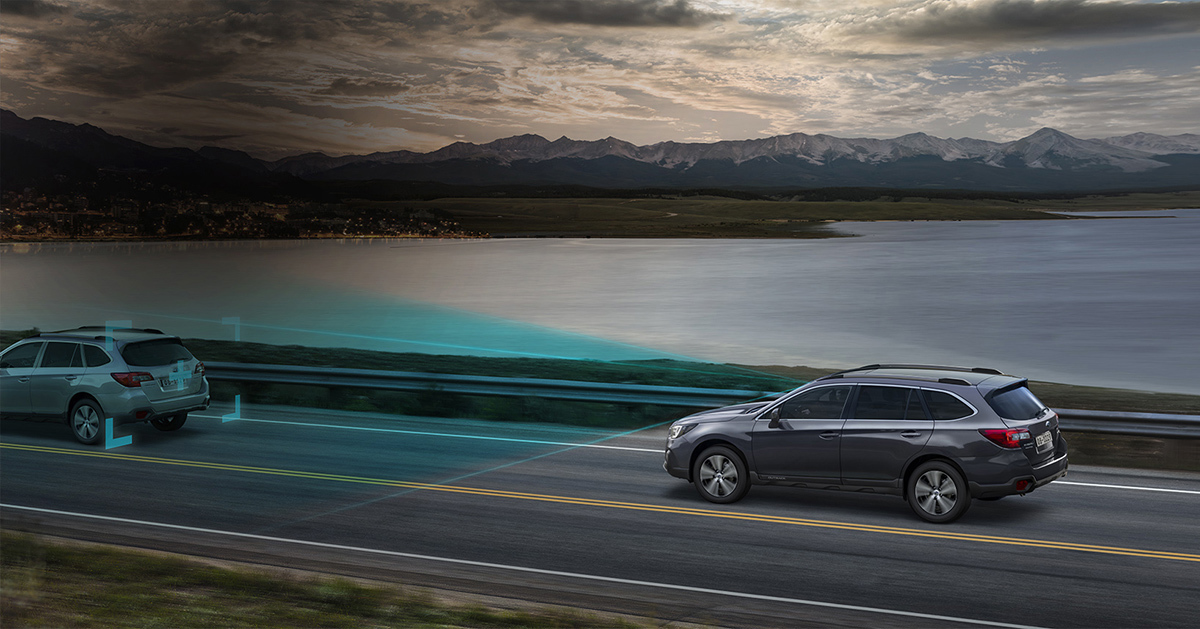 Subaru ar EyeSight vadītāja atbalsta sistēmu uz šosejas – zilais trīsstūris norāda, kā sistēmas stereokameras uztver apkārtni, lai uzlabotu drošību, komfortu un reakcijas spējas.