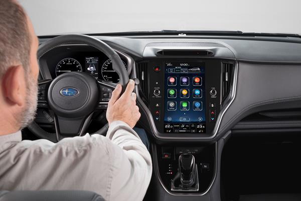 Vadītāja zona Subaru Outback ar daudzfunkciju stūri un lielu skārienekrānu viduskonsolē.