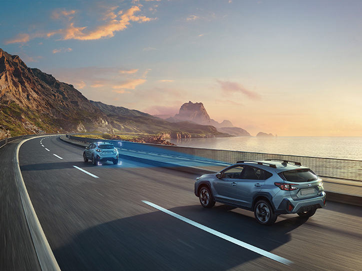 Subaru Crosstrek ar EyeSight vadītāja atbalsta sistēmu – zils trīsstūris ilustrē kameru redzes lauku, kas uzrauga ceļu, lai nodrošinātu lielāku drošību un pārliecinošu braukšanu.